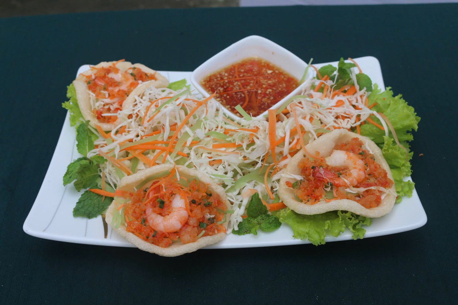 Bánh phồng tôm kết hợp với gỏi – Vạn người mê